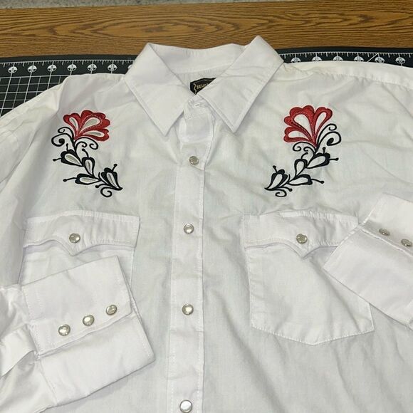 VTG Pearl Snap Floral Embroidery Large Dress Shirt